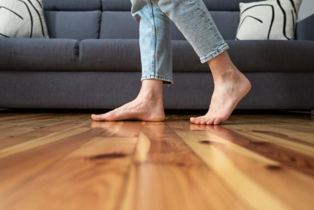 Une personne qui marche sur du parquet